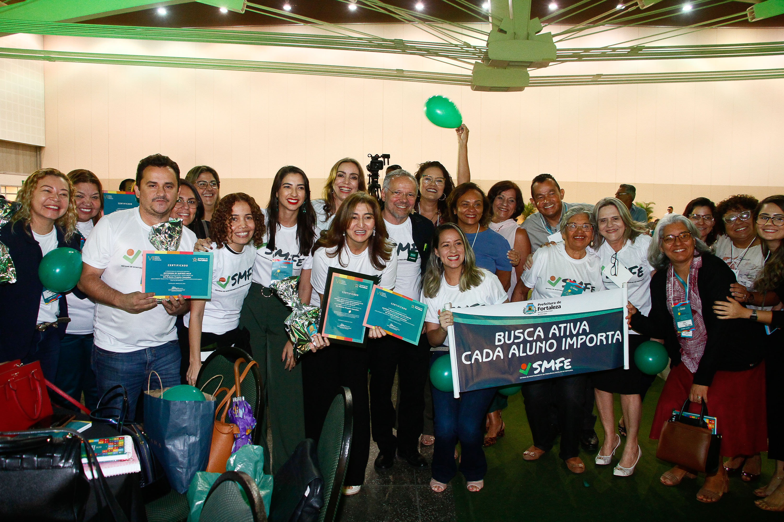 grupo de pessoas comemorando e posando para a foto